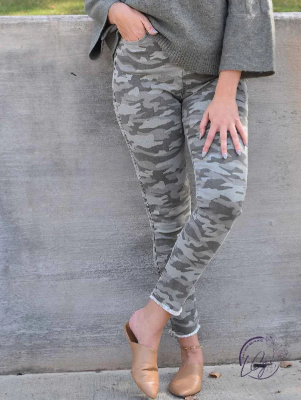 GREEN CAMO WYLIE PRINTED JEANS